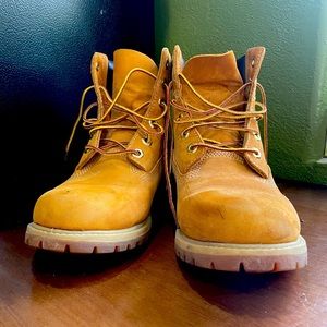 WOMEN'S TIMBERLAND PREMIUM 6-INCH WATERPROOF BOOTS size 9